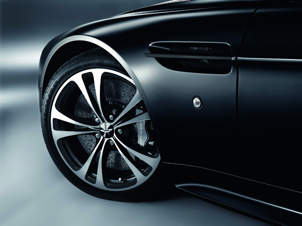 Aston Martin V12 Vantage Carbon Black 2 