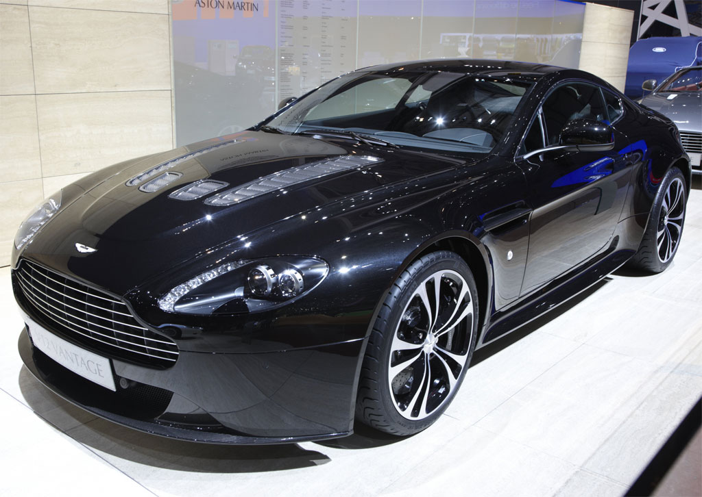 Aston Martin V12 Vantage Carbon Black 