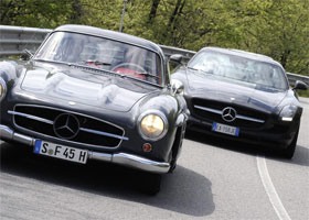 Mercedes SLS AMG vs Gullwing Video