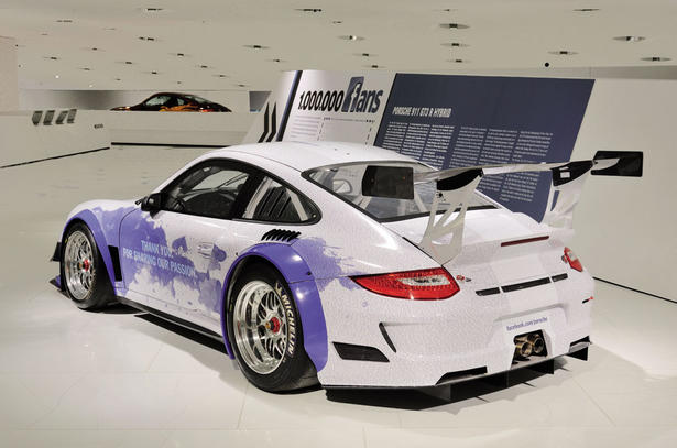 Facebook Porsche 911 GT3 R Hybrid