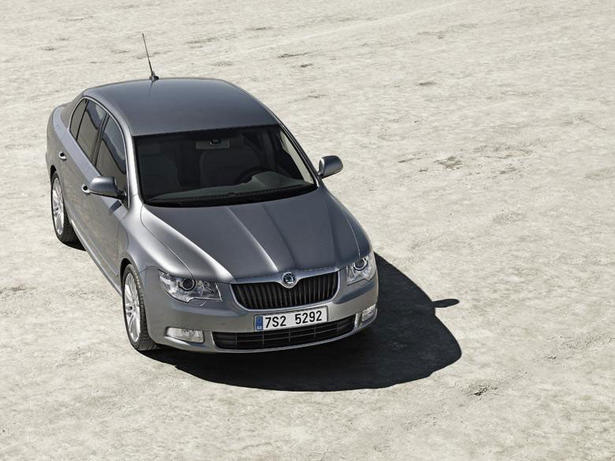 2008 Skoda Superb Interior and Engine